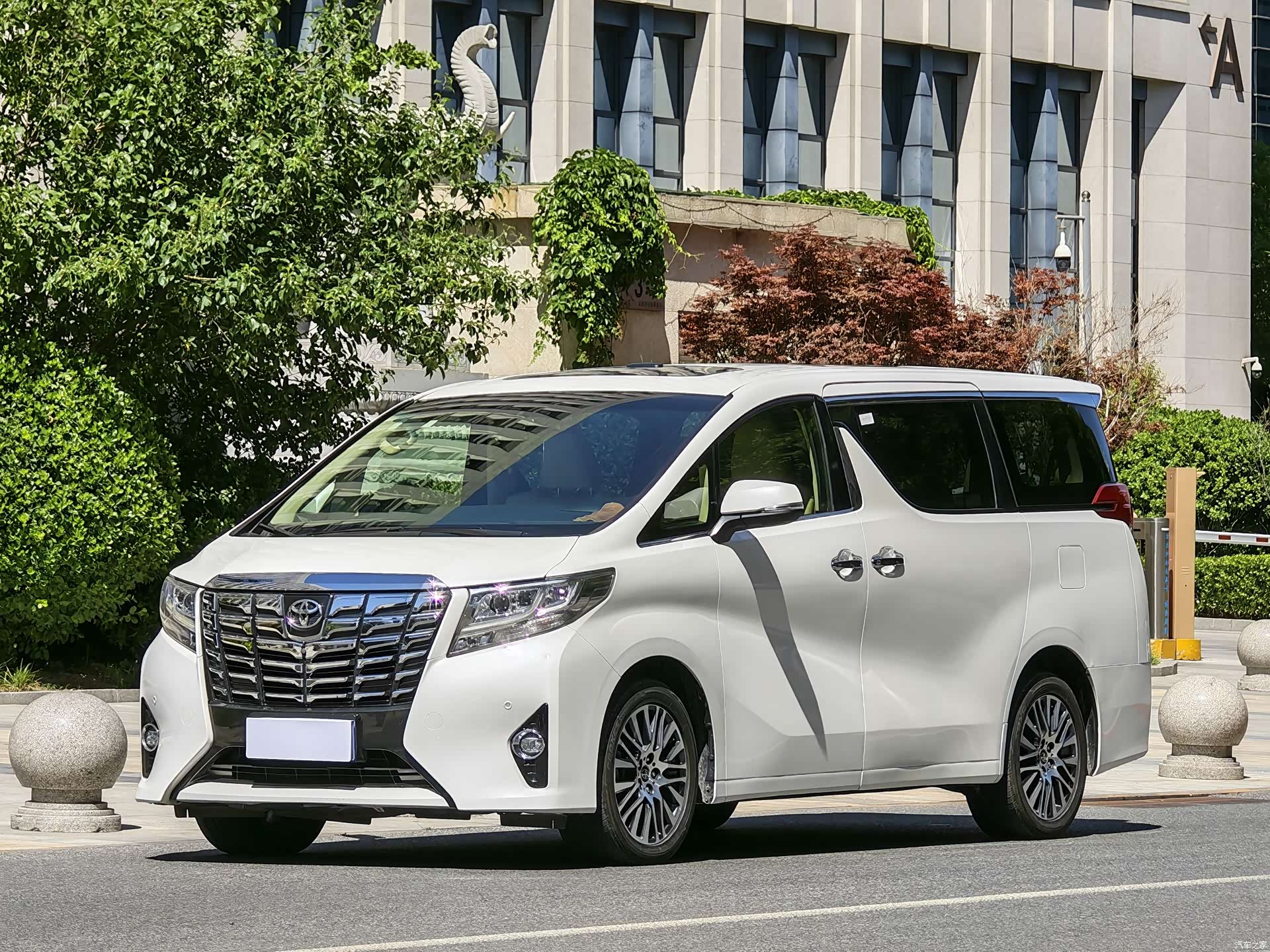 Toyota Alphard, 2016 1