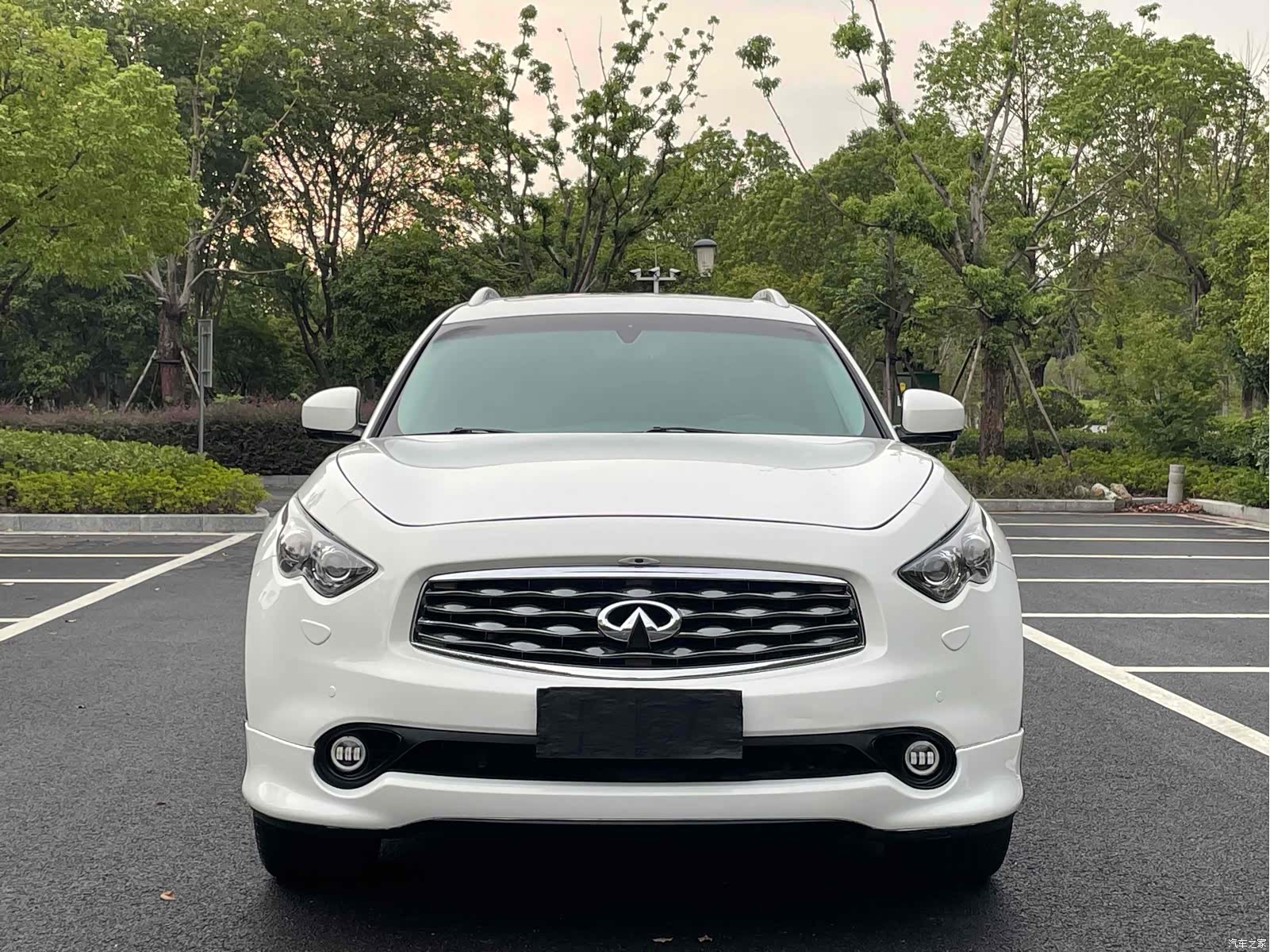 Infiniti FX35, 2012 3
