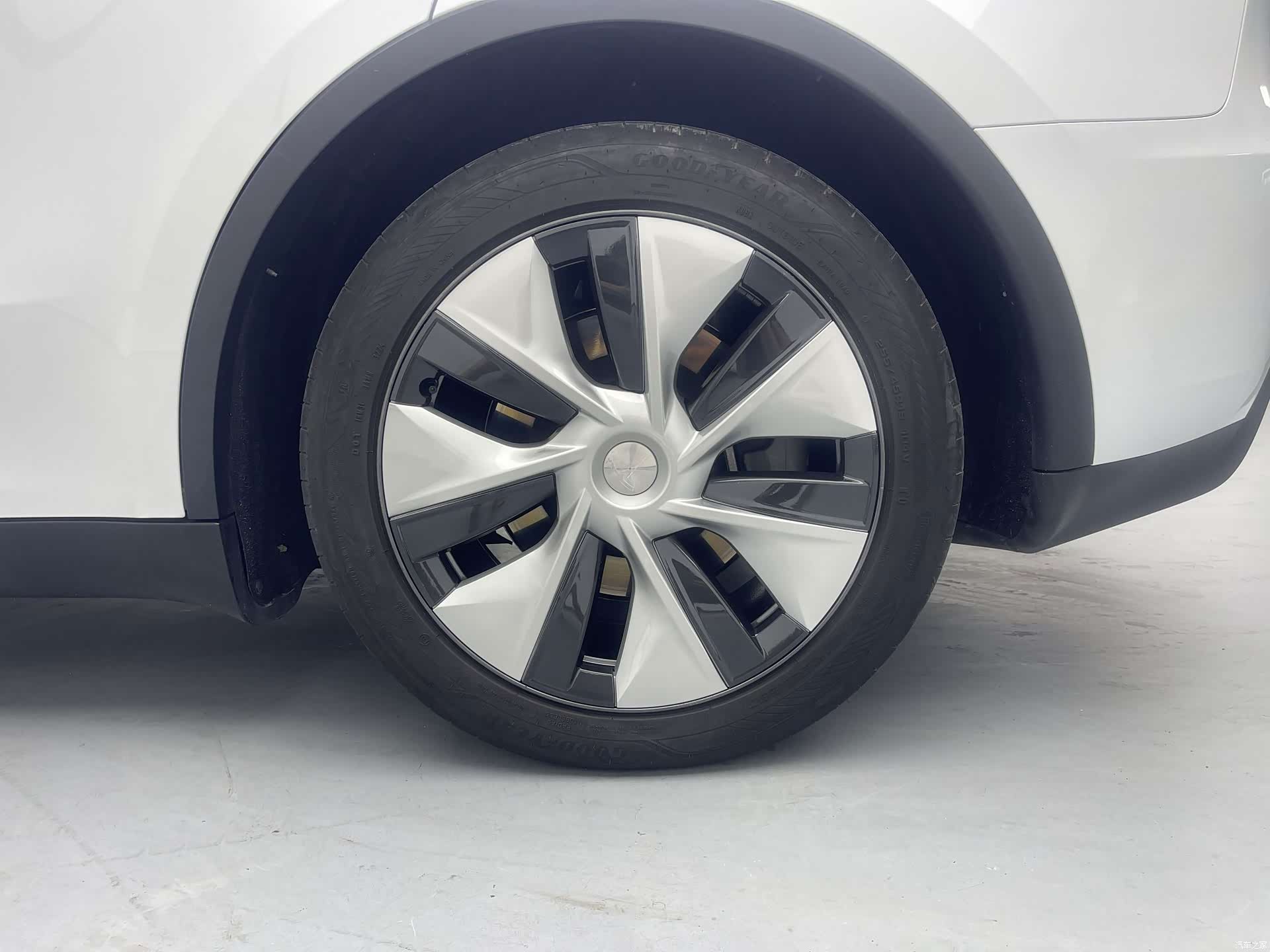 Tesla Model Y, 2024 9