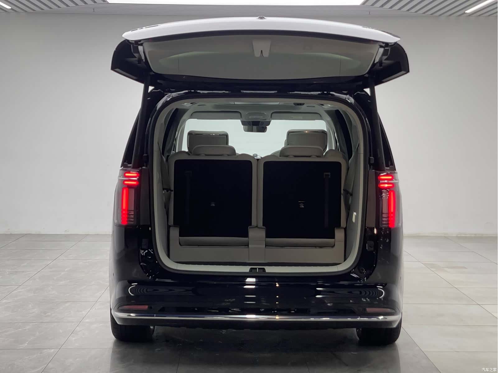 Volvo EM90, 2024 10