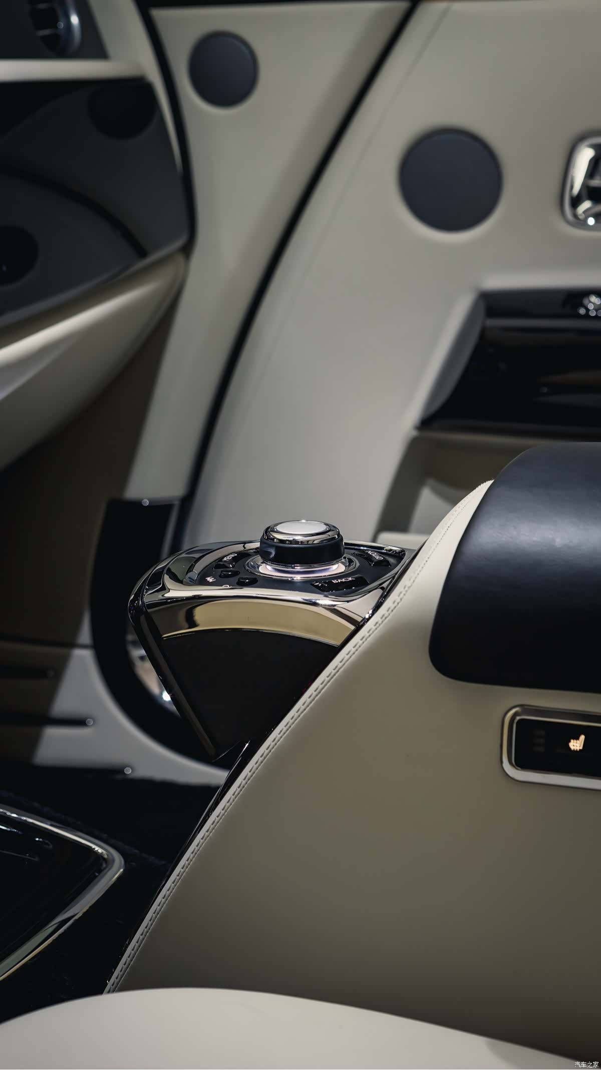 Rolls-Royce Phantom, 2015 24