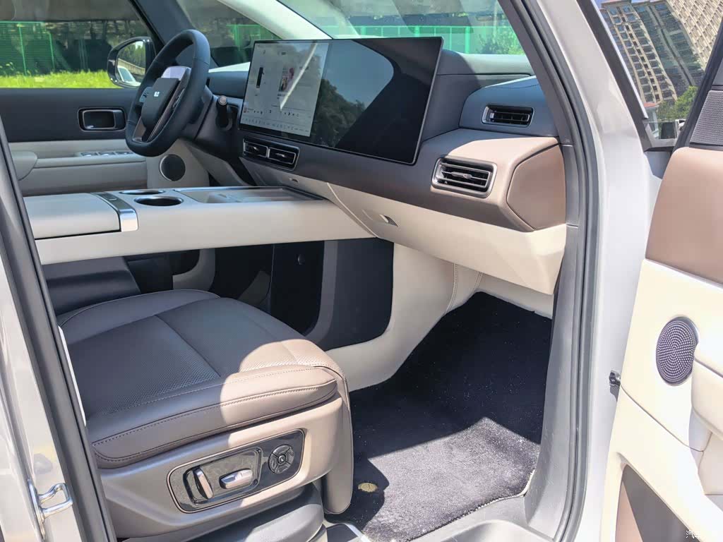 Li Auto MEGA, 2024 15