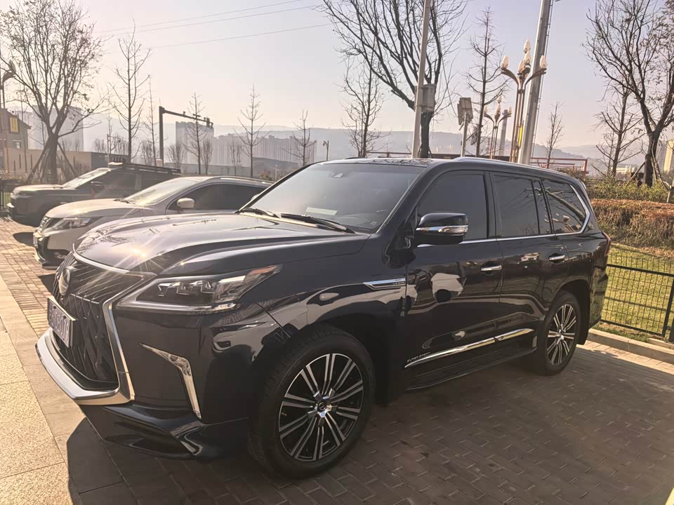 Lexus LX