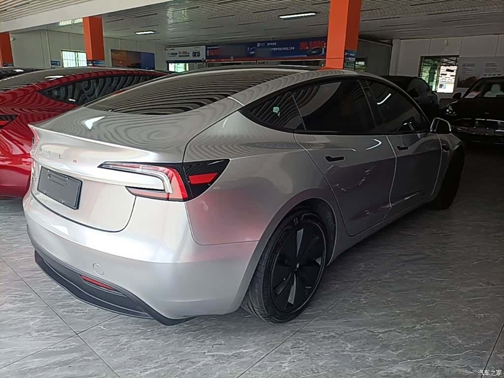 Tesla Model 3, 2025 7