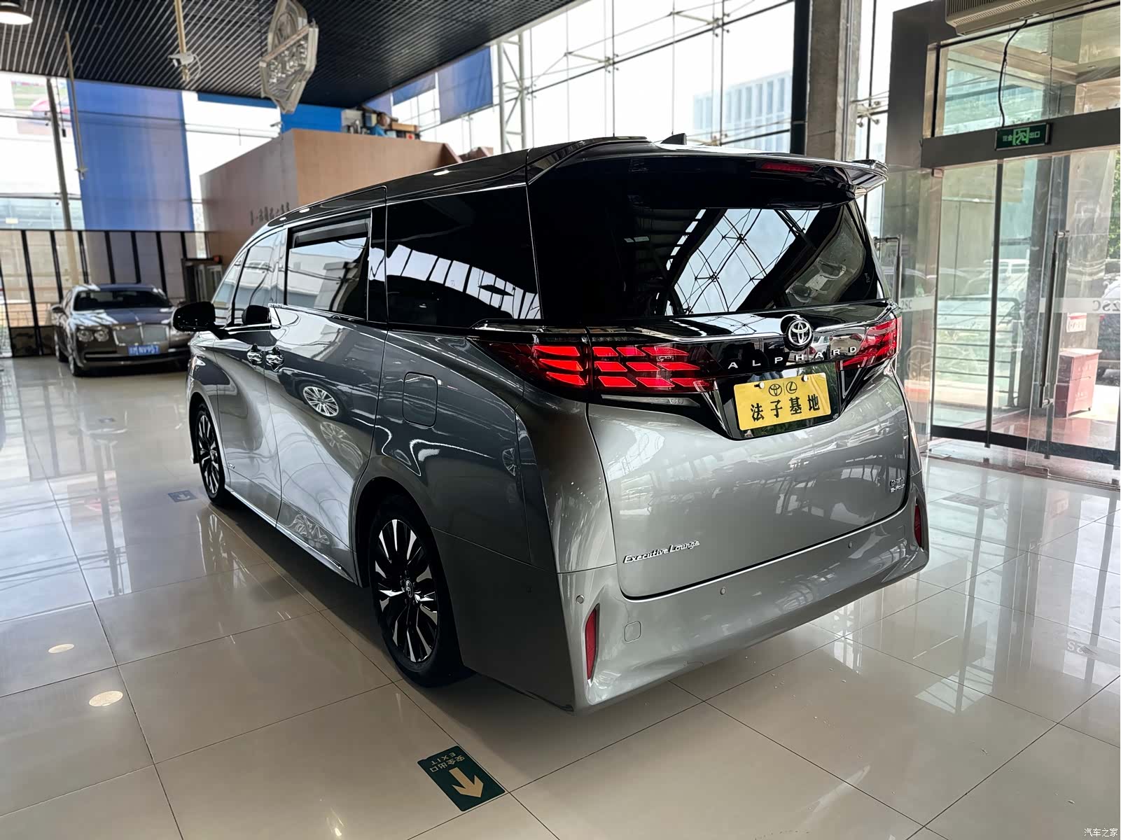 Toyota Alphard, 2023 23