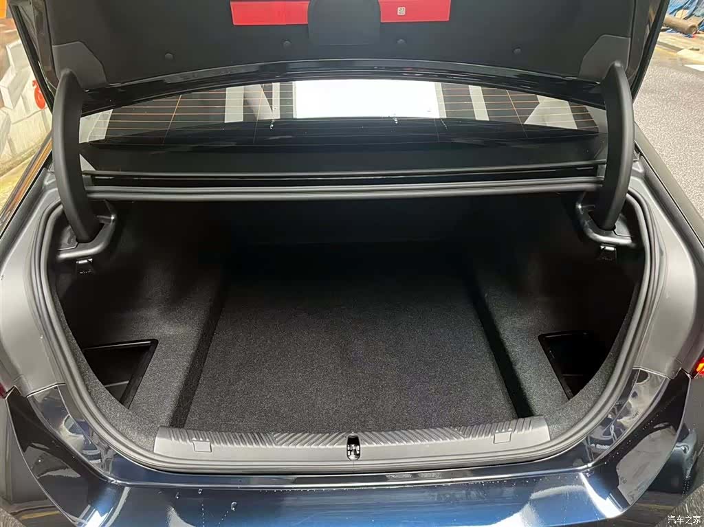 BMW 5 Series, 2025 7