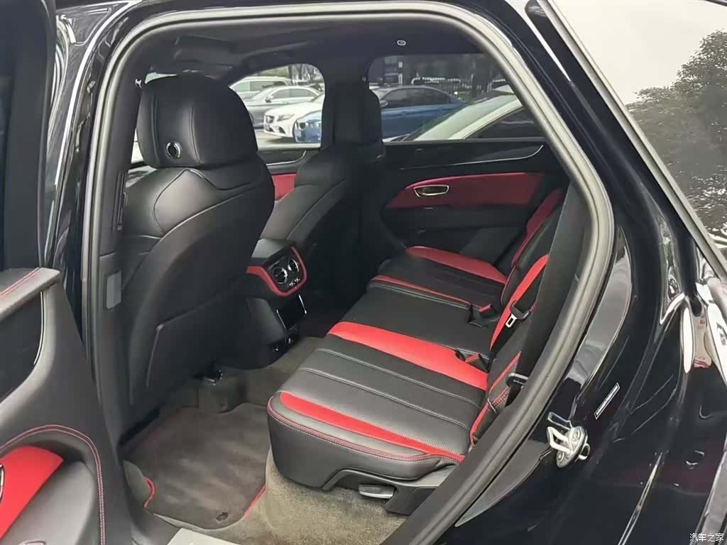 Bentley Bentayga, 2022 4