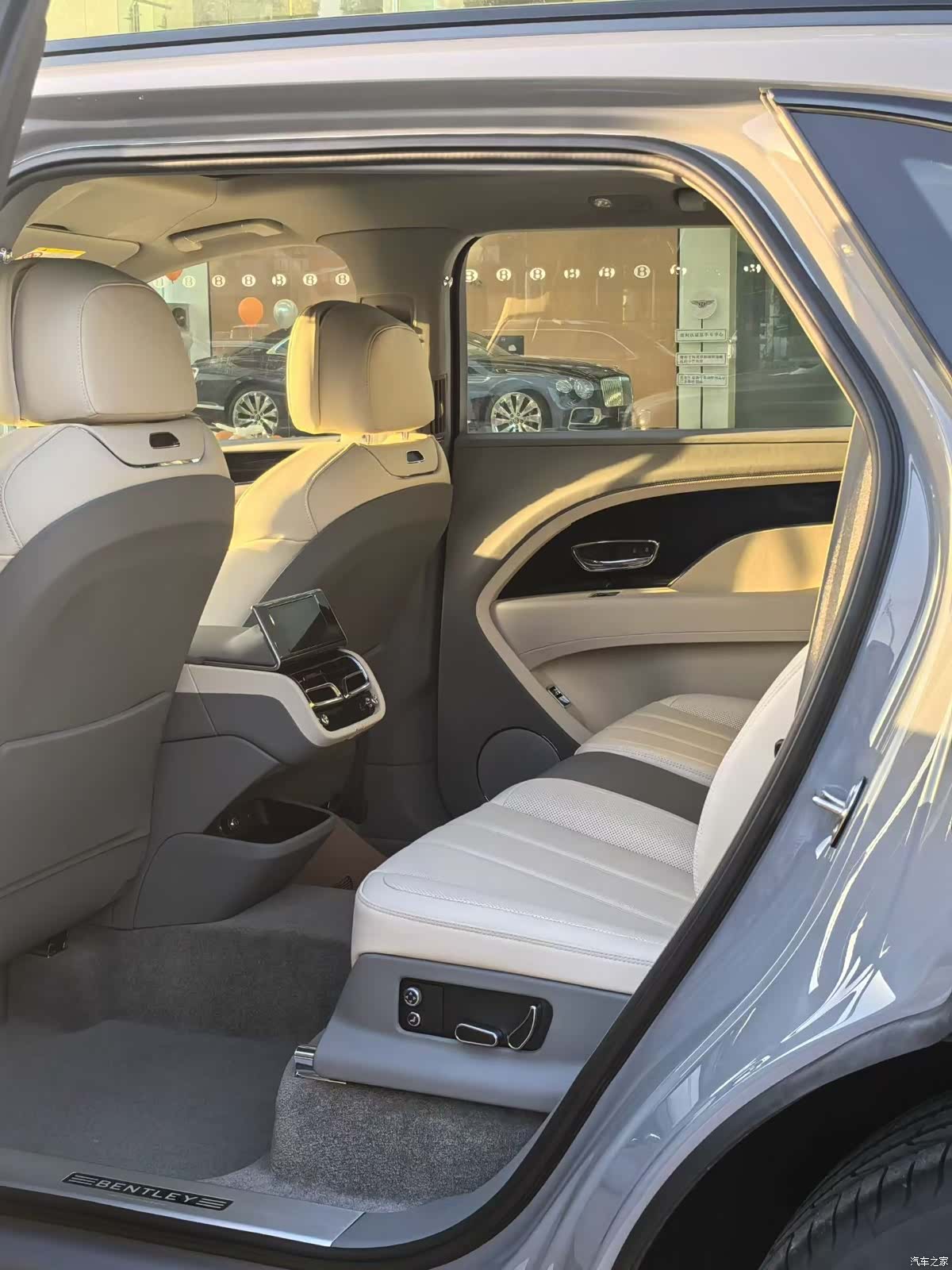 Bentley Bentayga, 1900 4