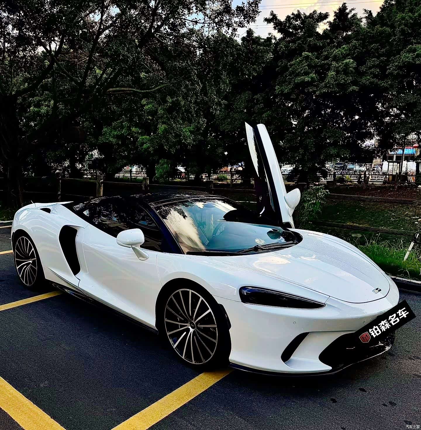 McLaren GT