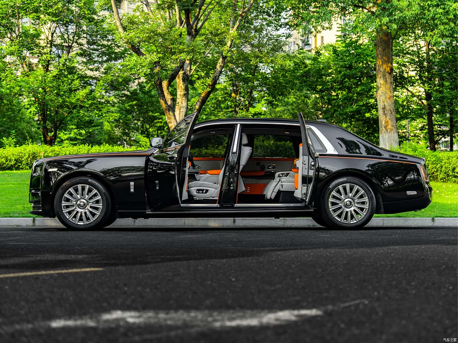 Rolls-Royce Phantom, 2023 все фото