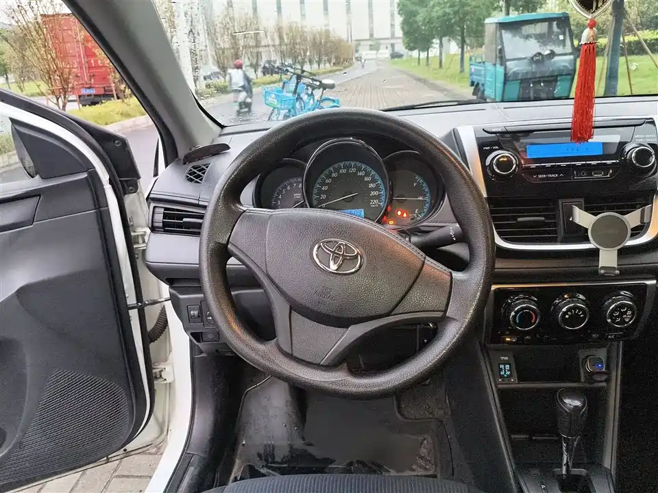 Toyota YARiS L to enjoy