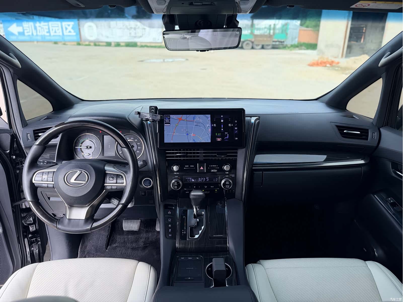 Lexus LM, 2021 13