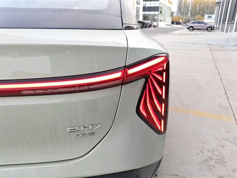 Hongqi EH7