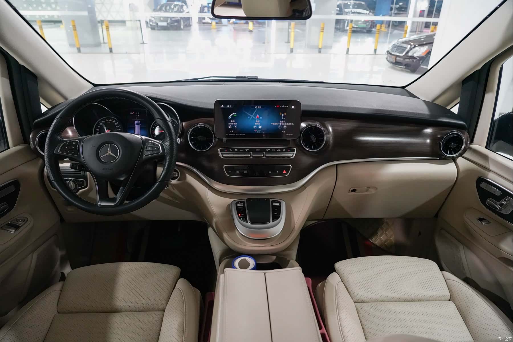 Mercedes-Benz V-Class, 2023 13