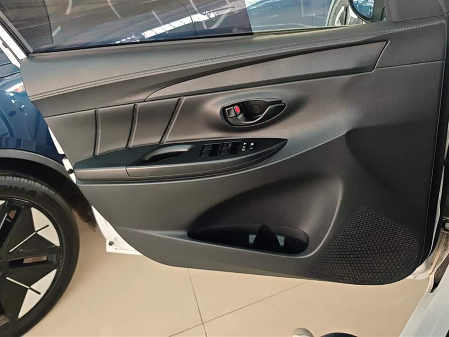 Toyota YARiS L to enjoy