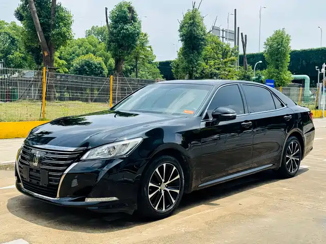 Toyota Crown 2018 — купить из Китая под заказ