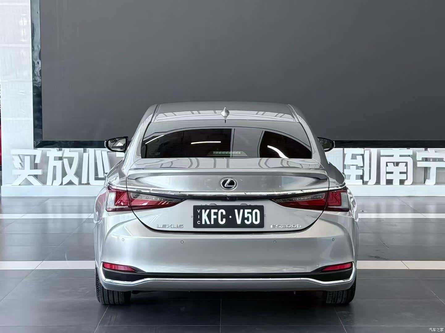 Lexus ES, 2019 все фото