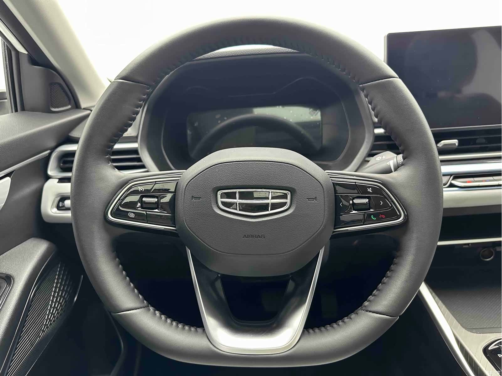 Geely Emgrand, 2023 18