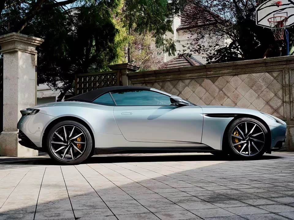 Aston Martin DB11