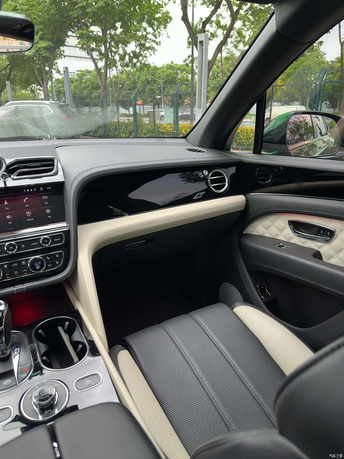 Bentley Bentayga, 2023 20