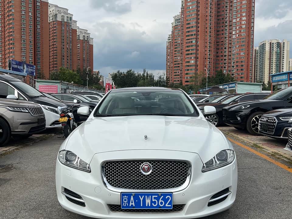 Jaguar XJ