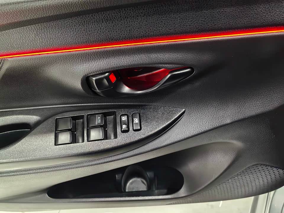 Toyota YARiS L to enjoy