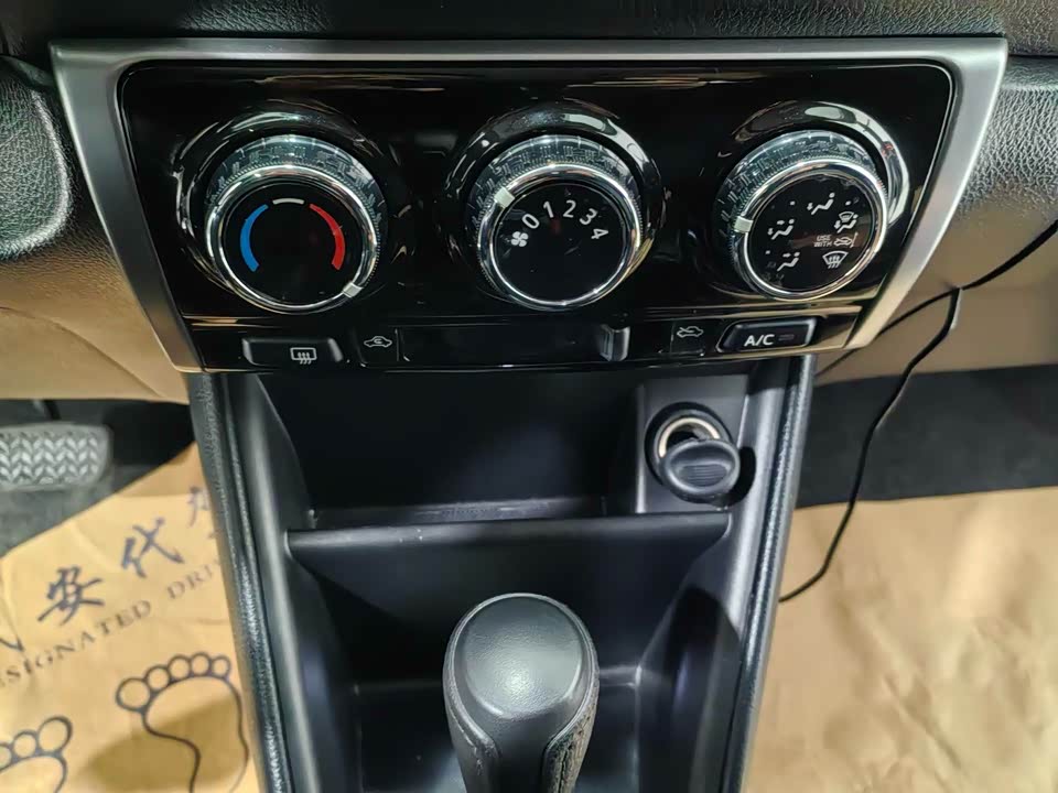 Toyota YARiS L to enjoy