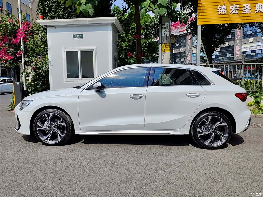 Audi Flying Spur, 2025 3