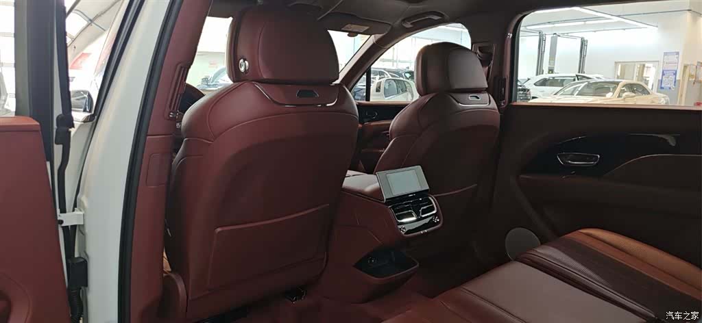 Bentley Bentayga, 2025 10