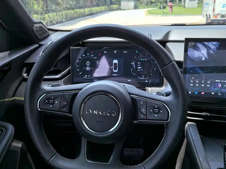 Lynk & Co 03