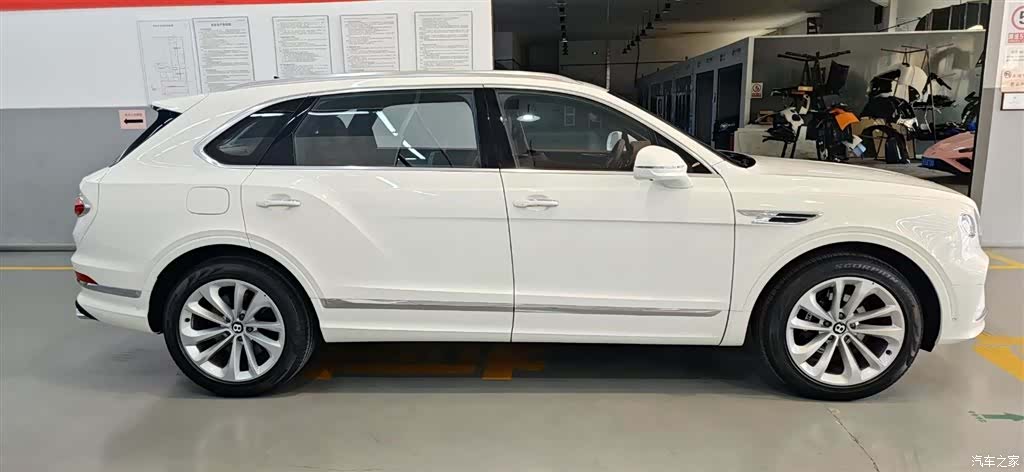 Bentley Bentayga, 2025 все фото