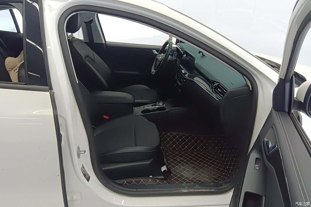 Ford Focus, 2022 8