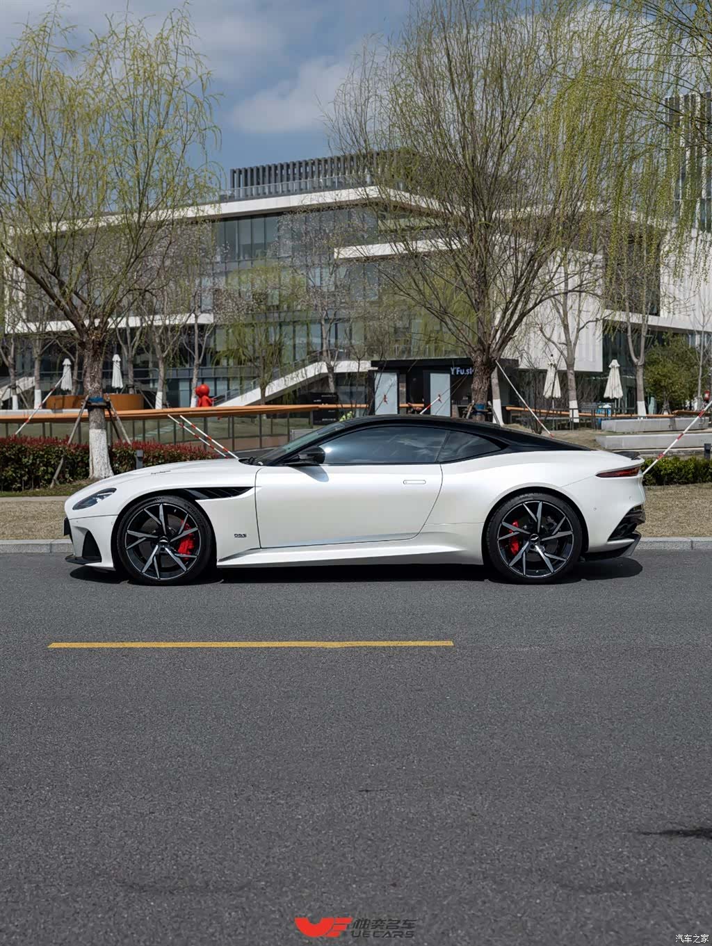 Aston Martin DBS, 2019 7