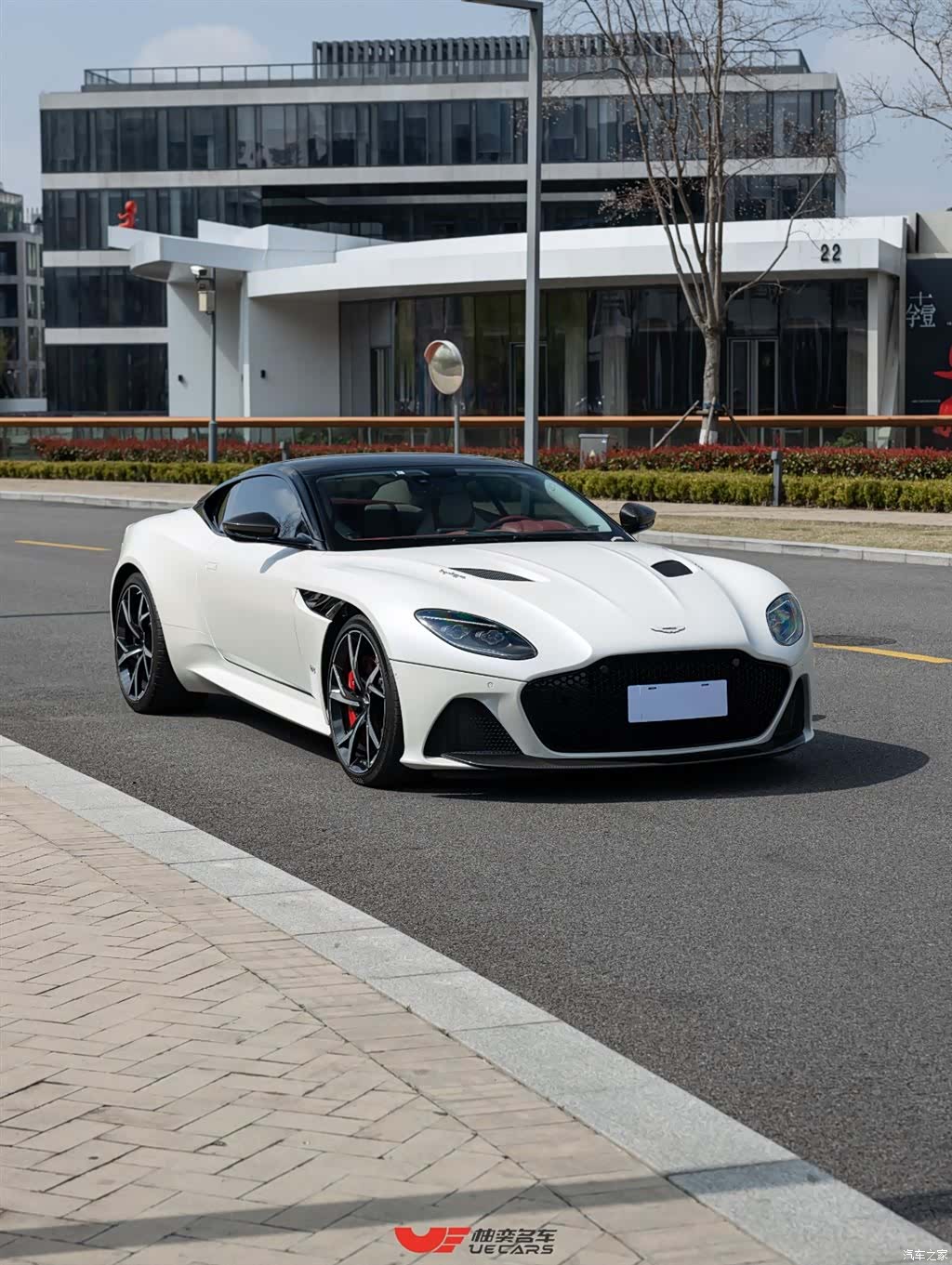 Aston Martin DBS, 2019 3