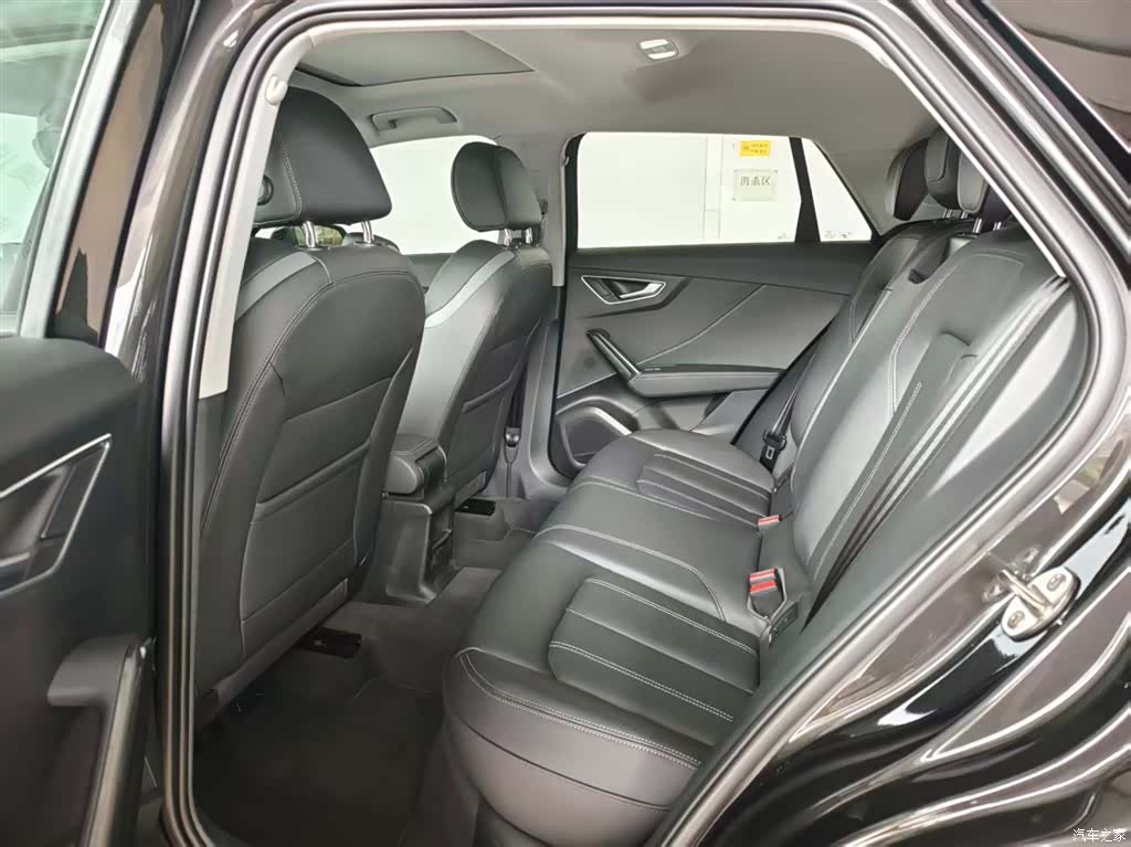 Audi Q2L, 2024 9