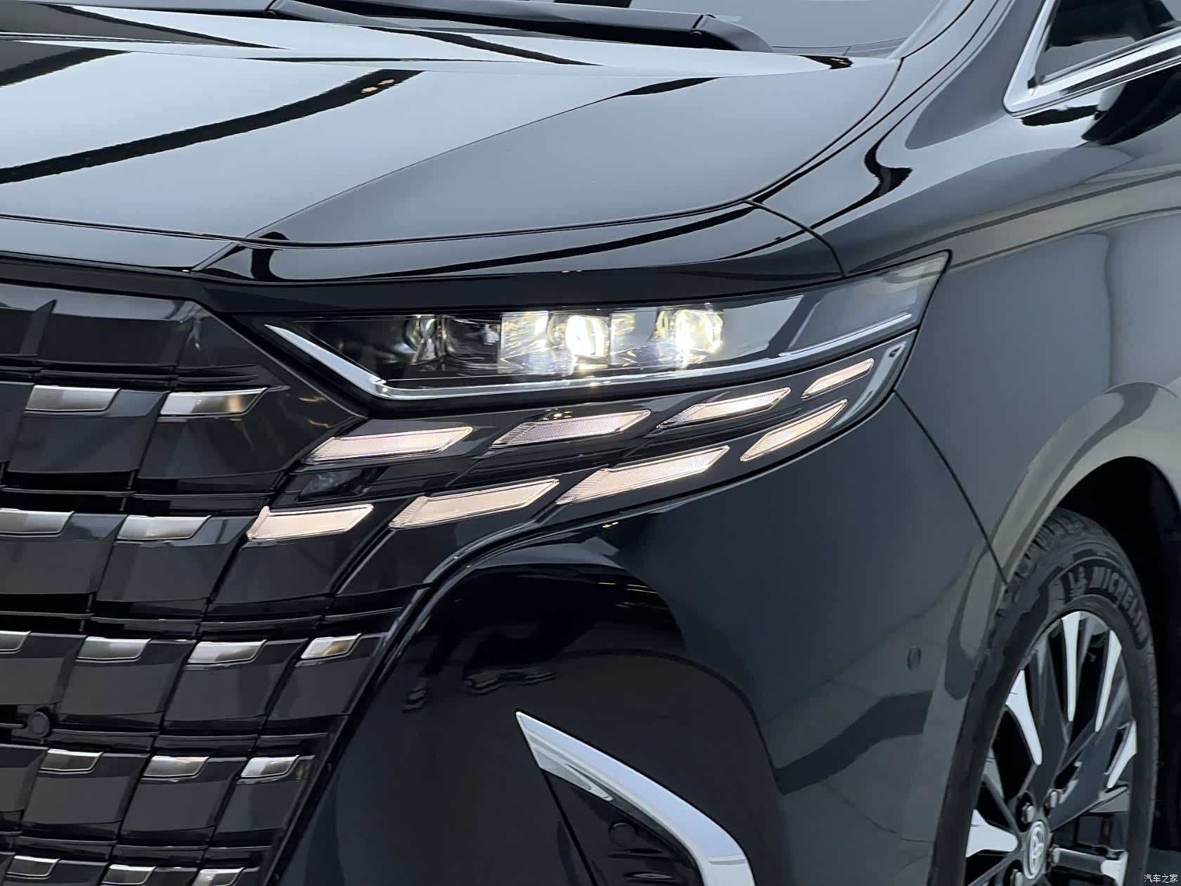 Toyota Alphard, 2025 7