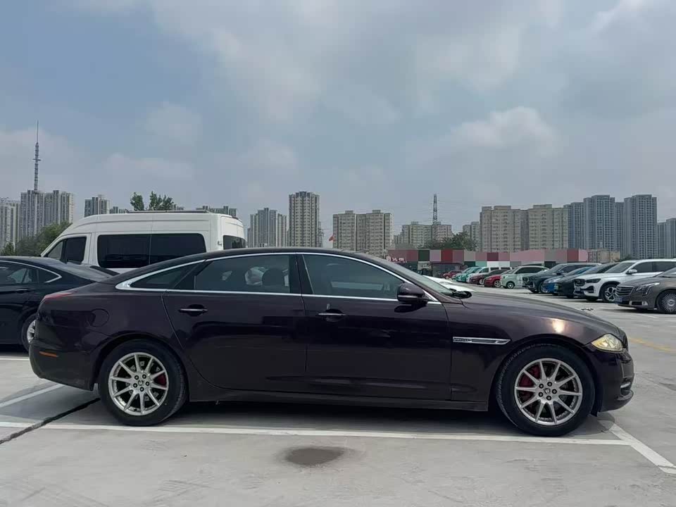 Jaguar XJ