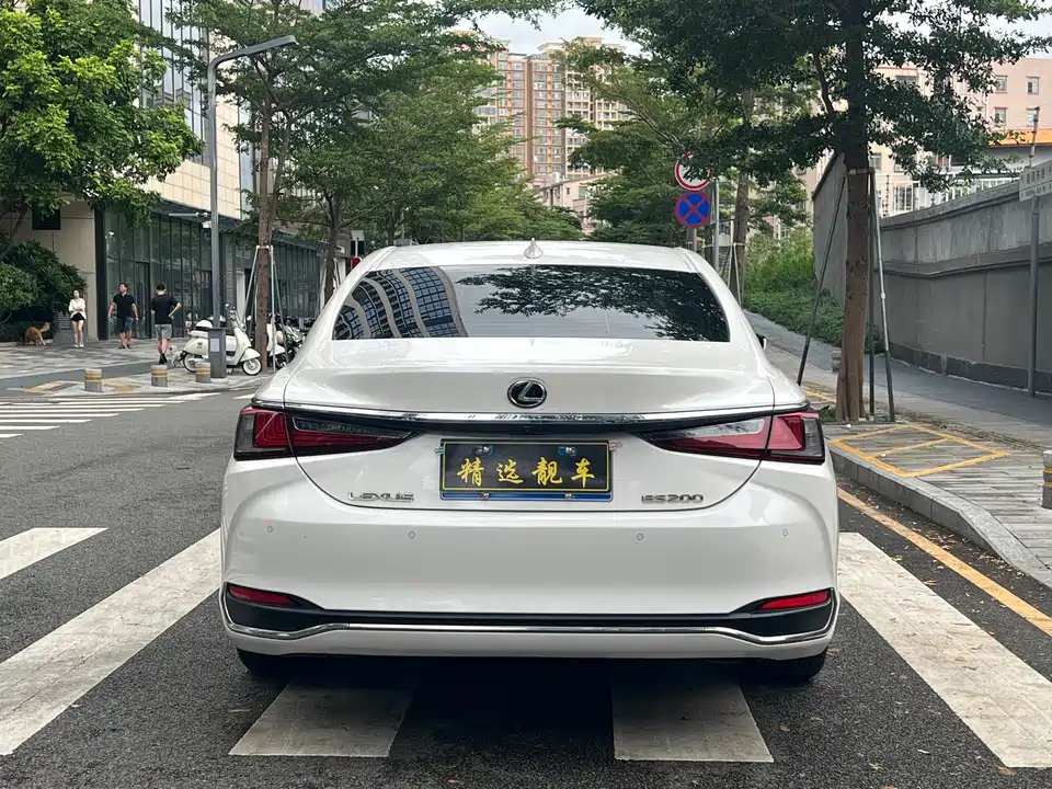 Lexus ES