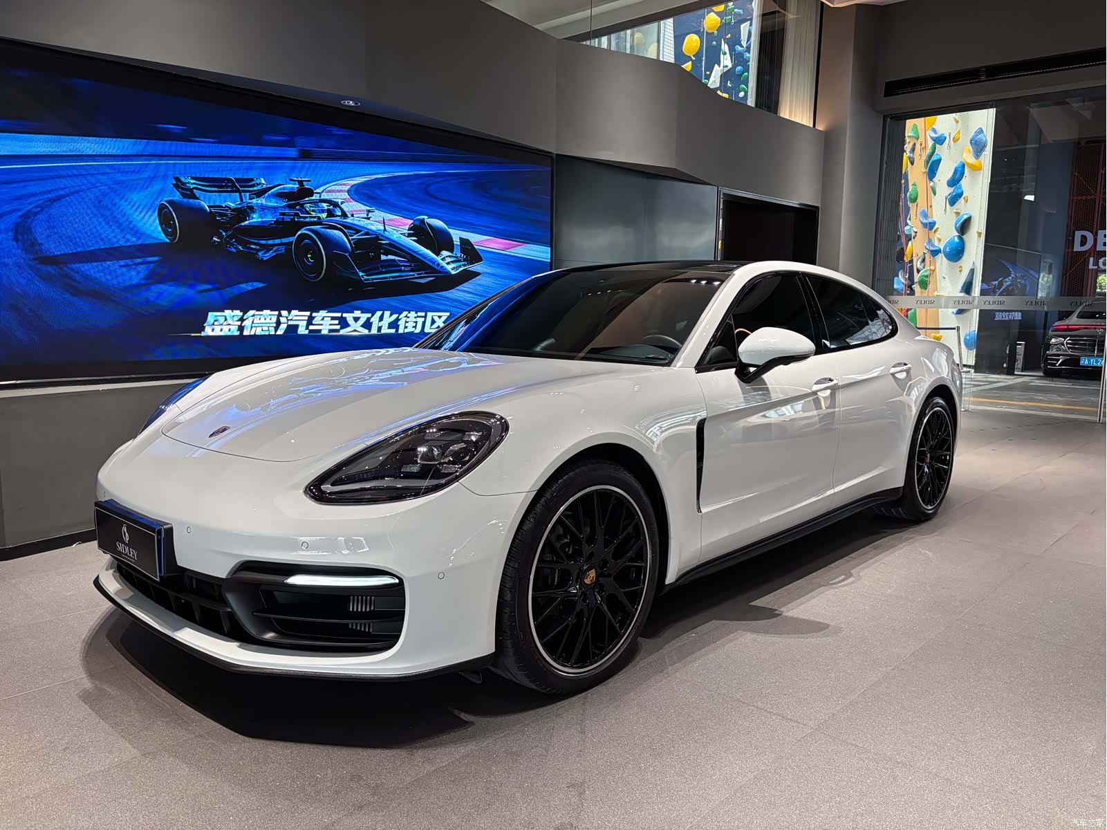 Porsche Panamera, 2022 1
