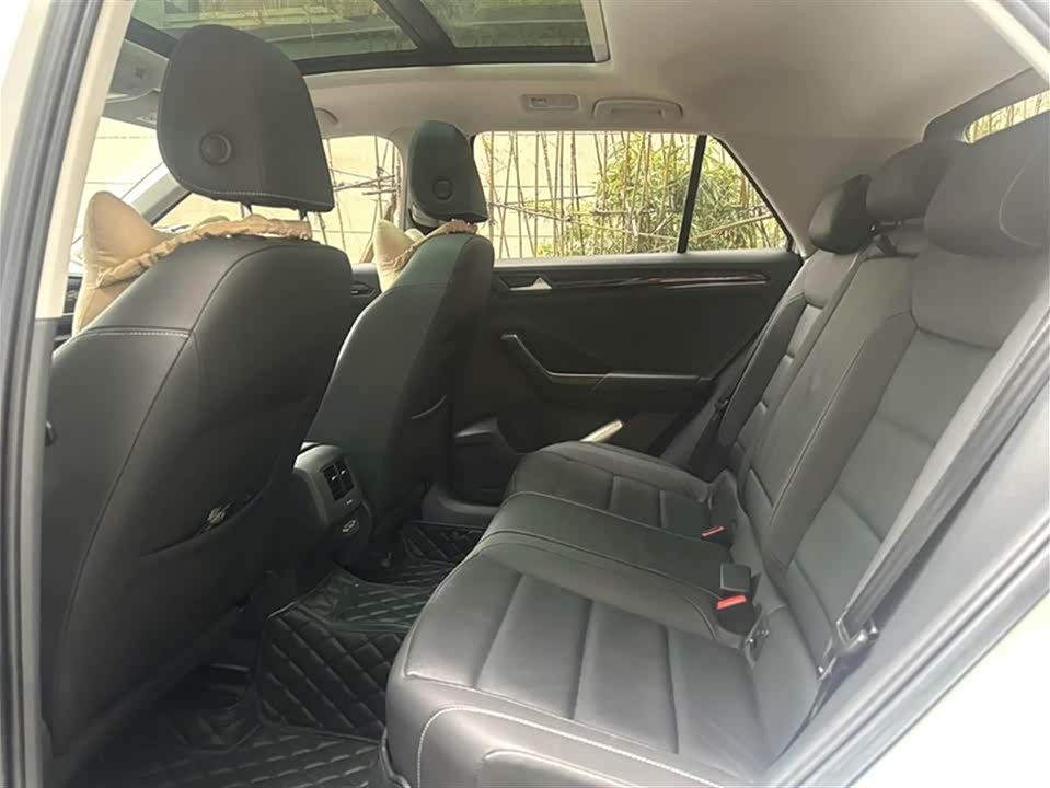 Volkswagen T-ROC exploring Songs