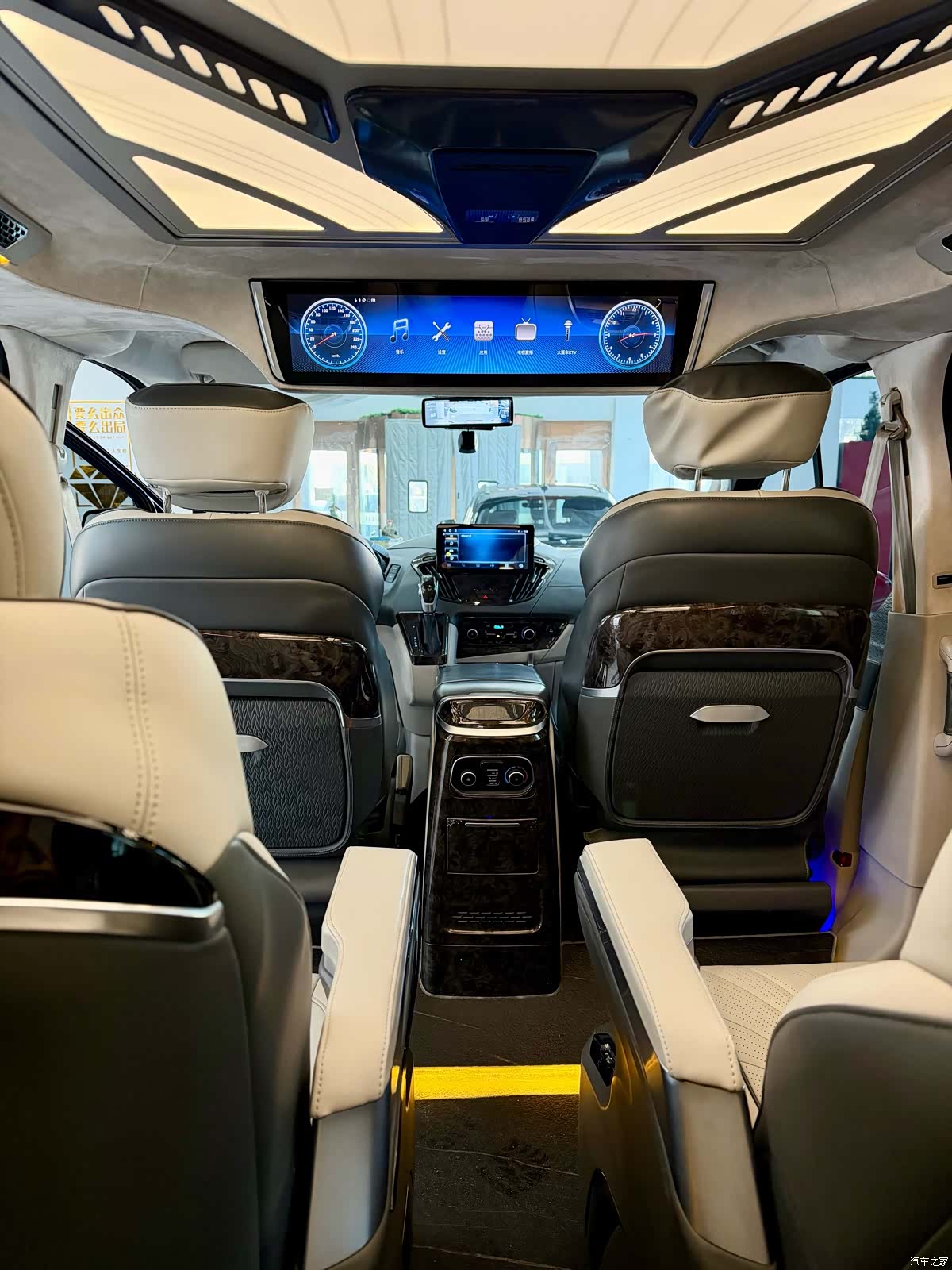 Ford Tourneo, 2022 9