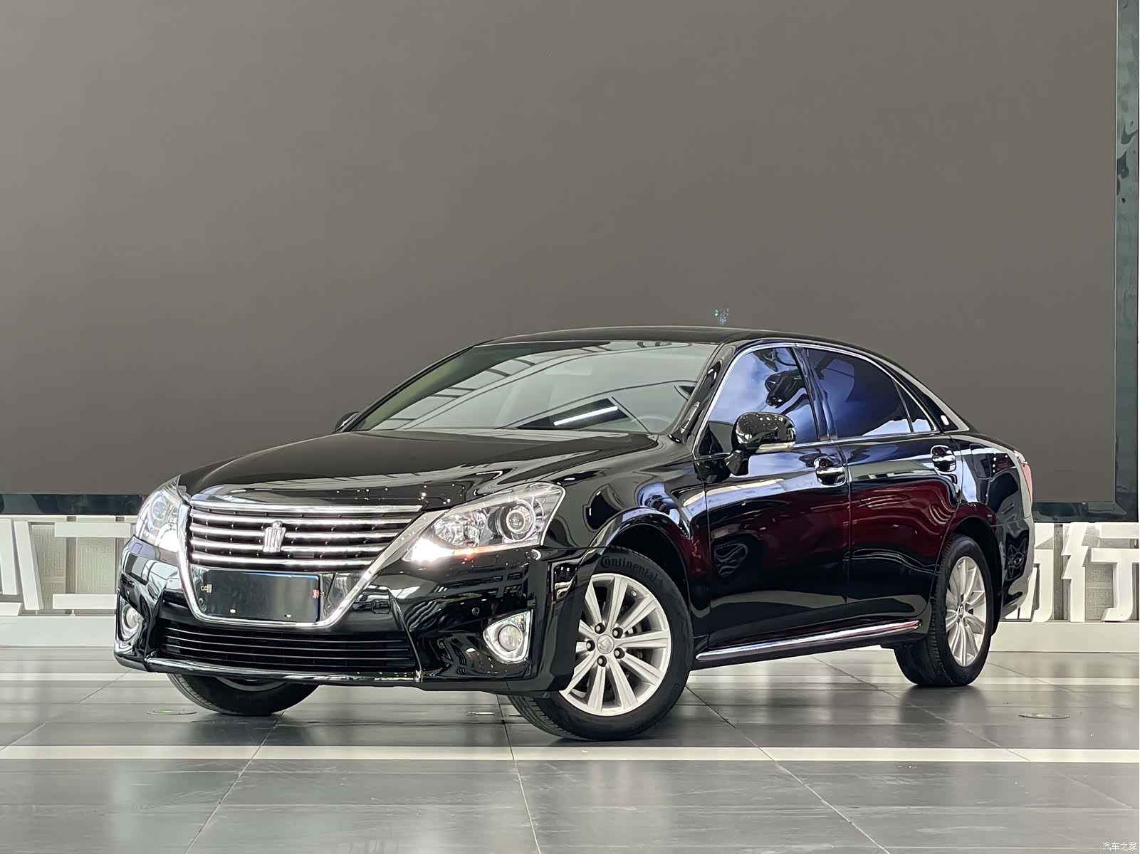 Toyota Crown, 2015 1