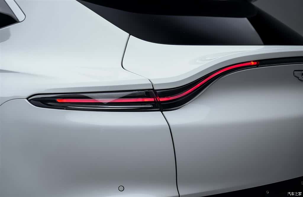 Aston Martin DBX, 2021 8