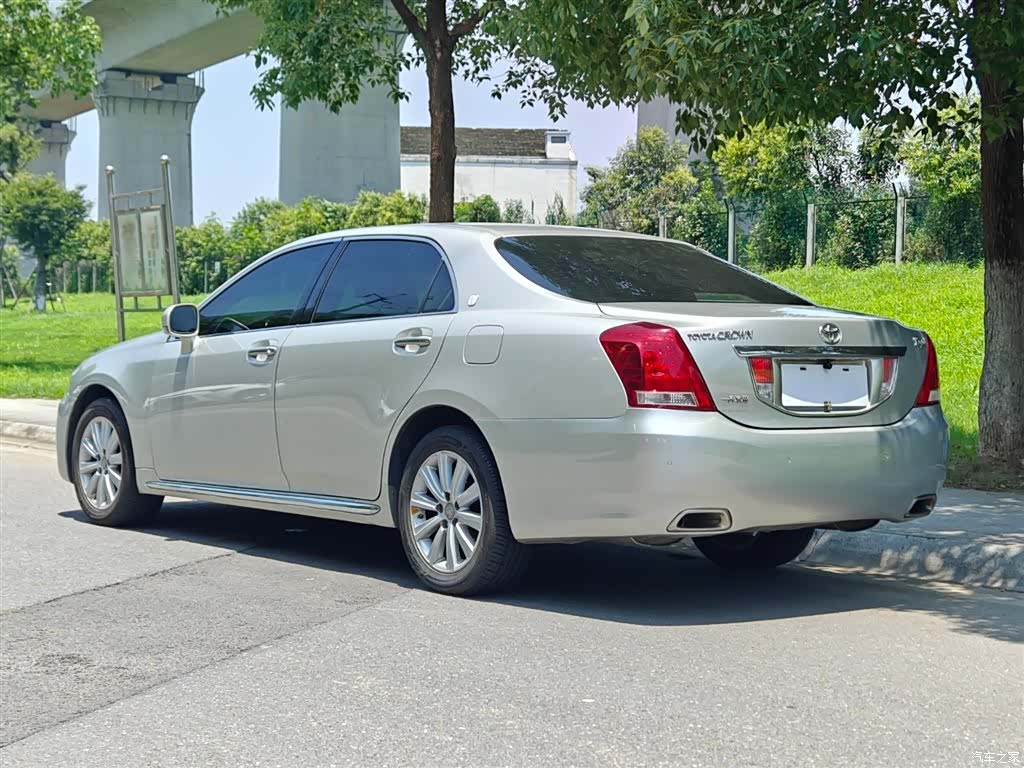 Toyota Crown, 2011 6