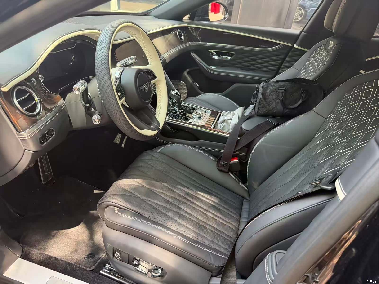 Bentley Flying Spur, 2022 13