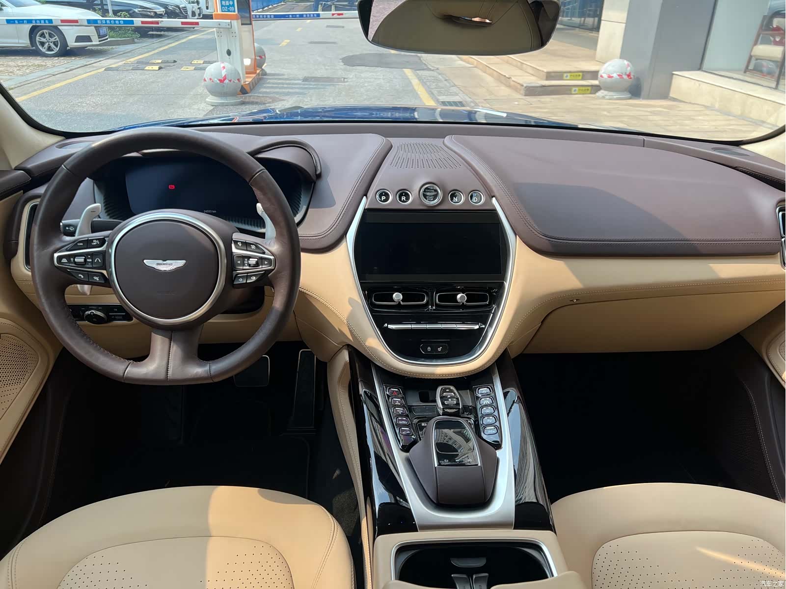 Aston Martin DBX, 2025 11