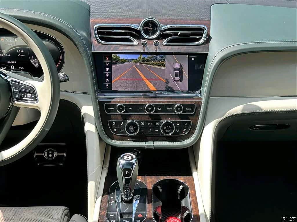 Bentley Bentayga, 2023 9