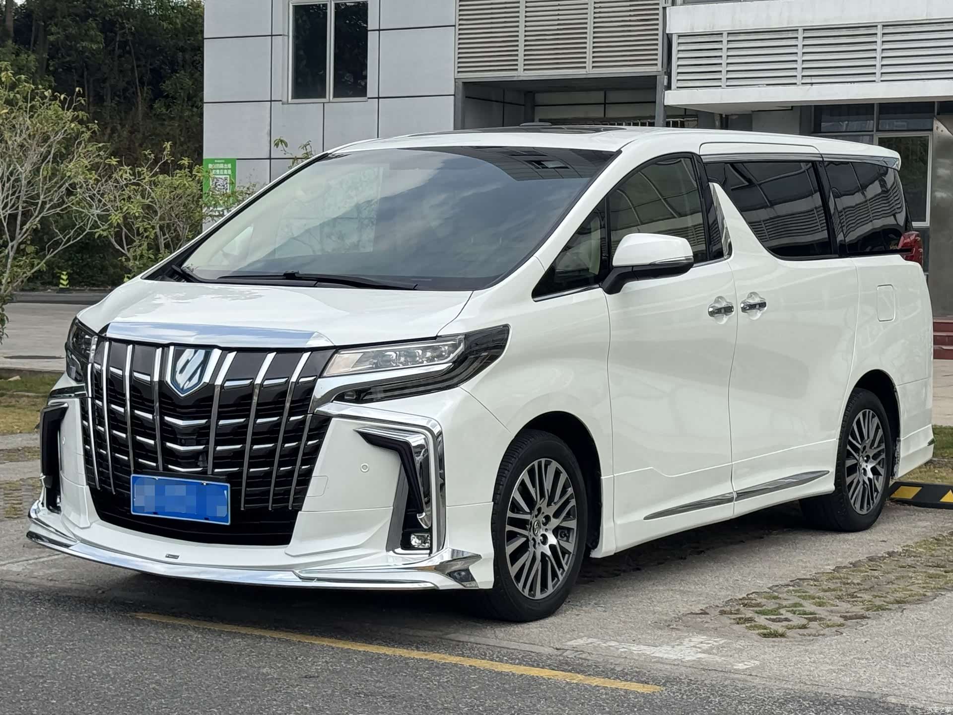 Toyota Alphard, 2016 3