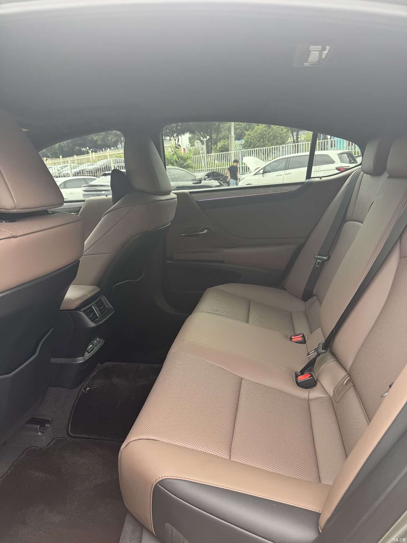 Lexus ES, 2025 14