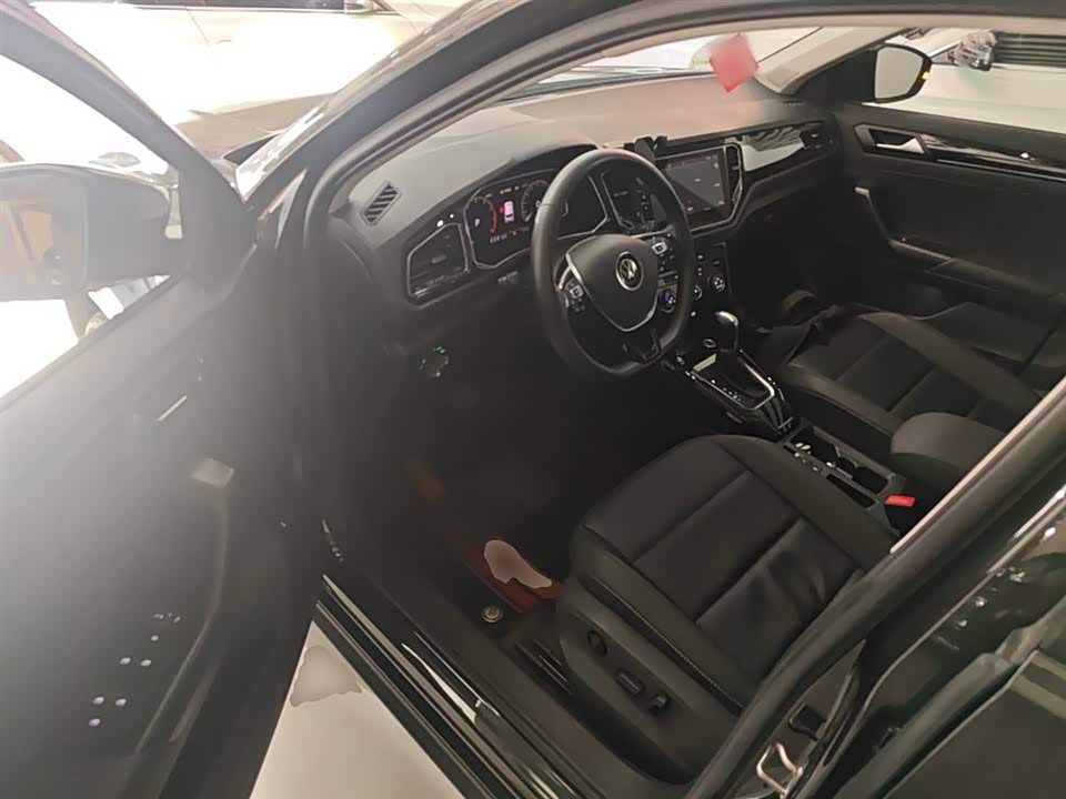 Volkswagen T-ROC exploring Songs